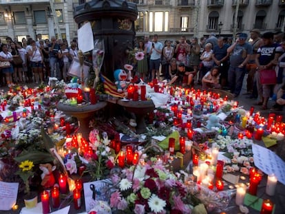 Dezenas de pessoas comparecem à fonte de Canaletas, em Las Ramblas, em homenagem às vítimas.