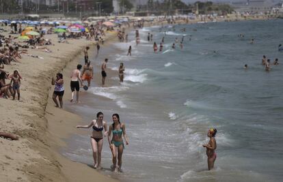 Ciudadanos refrescándose en una playa de Barcelona.