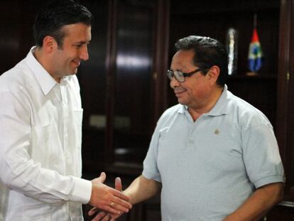 El ministro venezolano del Interior, Tareck el Aissami (i), con Guillermo Cholele (d), en Caracas (Venezuela), tras su rescate.