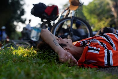 Un joven que viaja en la caravana descansa junto a la carretera, en Cuntalapa.