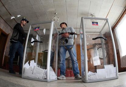 Activistas prorrusos hacen guardia junto a las urnas, en Donetsk.