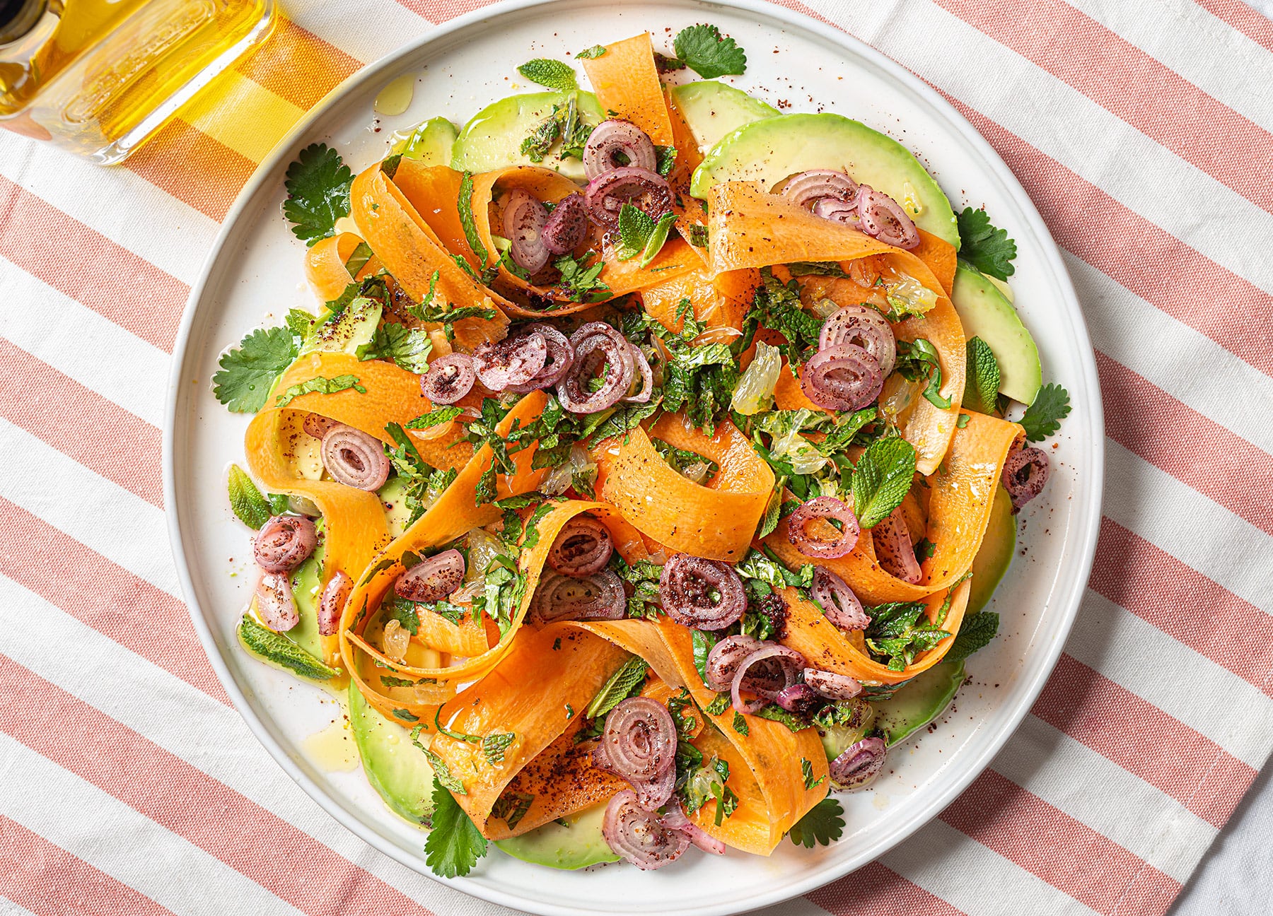 Ensalada de zanahoria y aguacate con hierbas y limón