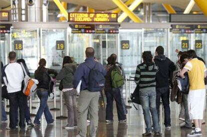 Control de pasaportes en el aeropuerto madrileño de Barajas.