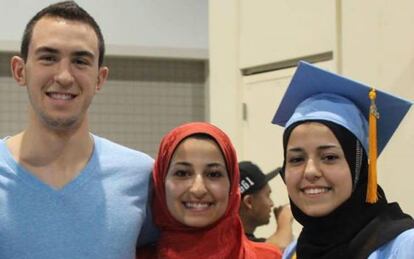 Shaddy Barakat, ao lado da mulher, Yusor Mohammad, e uma irmã dela, Razan Mohammad Abu-Salha.
