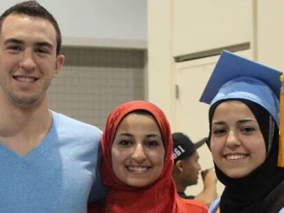 Shaddy Barakat, ao lado da mulher, Yusor Mohammad, e uma irmã dela, Razan Mohammad Abu-Salha.