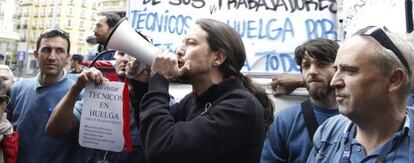 El líder de Podemos, Pablo Iglesias, durante una protesta de técnicos de Telefónica