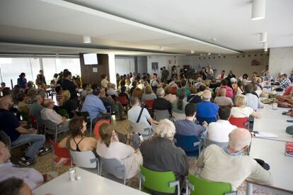 Centenares de personas ayer en la multitudinaria asamblea del hospital de Bellvitge.