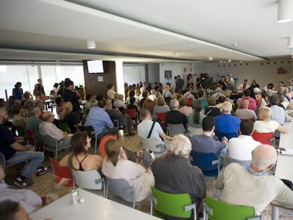 Centenares de personas ayer en la multitudinaria asamblea del hospital de Bellvitge.