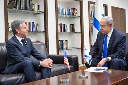 El primer ministro israelí, Benjamín Netanyahu, con el secretario de Estado estadounidense, Antony Blinken, en la base militar de Kirya, en Tel Aviv, este martes.