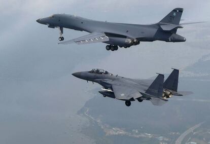 Um avião dos EUA (ao alto) e um sul-coreano sobrevoam Pyongtaek.