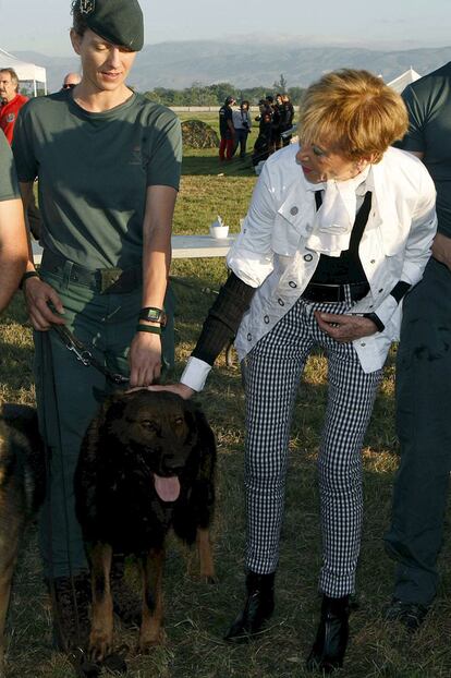 Fernández de la Vega, con una guardia civil en Puerto Príncipe.