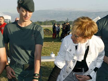 Fernández de la Vega, con una guardia civil en Puerto Príncipe.