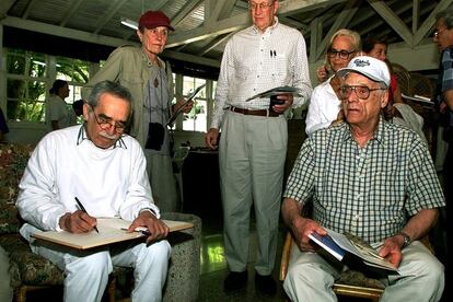 La Habana, Cuba, 11 de marzo de 2000. Gabriel García Márquez y Arthur Miller firman el libro de visitantes de la antigua casa de Ernest Hemingway. Una delegación de escritores estadounidenses encabezada por Miller y William Styron (que no aparece en la imagen), visitan Cuba para establecer lazos entre intelectuales de ambos países.