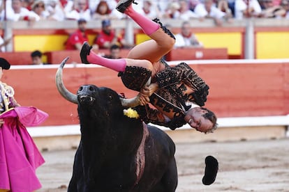 Pablo Saugar, 'Pirri', es cogido por el primer toro en la corrida de la Feria de San Fermín, hoy en Pamplona.