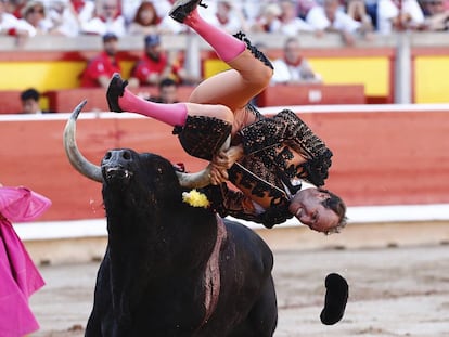 Pablo Saugar, &#039;Pirri&#039;, es cogido por el primer toro en la corrida de la Feria de San Ferm&iacute;n, hoy en Pamplona.