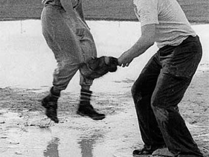 Raúl Castro (izquierda) y el Che Guevara durante un partido de béisbol en La Habana en 1959.