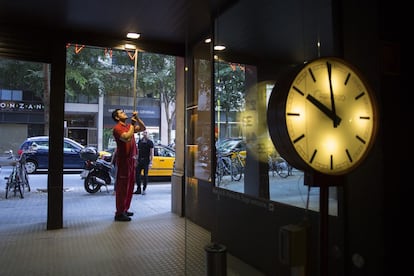 Un trabajador subía este martes por la mañana, y por última vez, la persiana de Vinçon.