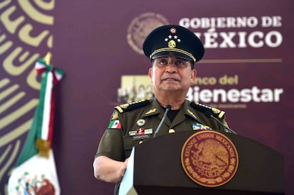 Luis Cresencio Sandoval González, secretario de la Defensa Nacional, en la inauguración de Banco del Bienestar, sucursal Villa Corzo, Chiapas, en julio 2022.