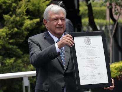 López Obrador muestra la constancia de presidente electo.