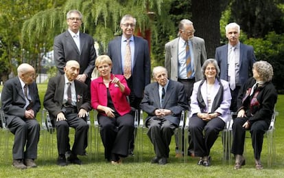 Los premiados este año por la Fundación BBVA. De pie de izquierda a derecha: Douglas Coleman (Biomedicina), Paul Milgrom (Economía), David Mumford (Ciencias básicas), Bernard Pècoul (DNDi, Cooperación). Sentados: Jeffrey Friedman (Biomedicina), Lotfi Fadeh (Comunicación), Jane Lubchenko (Ecología), Pierre Boulez (Música), Susan Solomon (Cambio climático) e Ingrid Daubechies (Ciencias básicas).