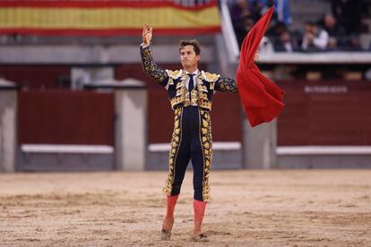 Daniel Luque saluda a los tendidos tras la muerte del sexto toro de la tarde.