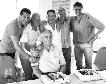 Pablo Lozano, junto a un grupo de toreros, el día de su 87 cumpleaños.