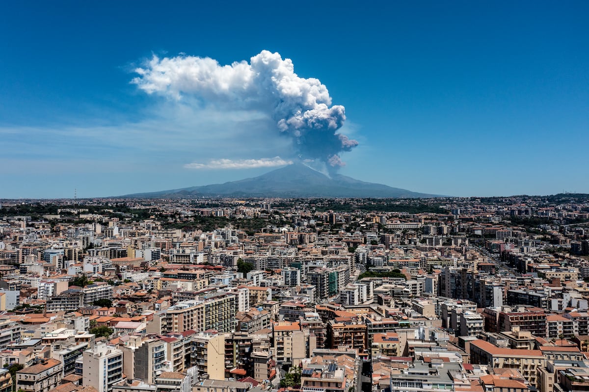 Una espectacular erupción del Etna eleva una gran columna de humo de cinco kilómetros