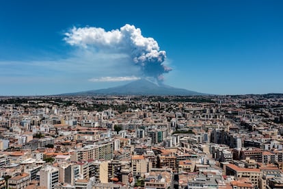 La erupción vista desde Catania, este lunes.