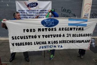 Cartel para exigir justicia por el secuestro de 24 obreros de Ford en 1976 en Argentina.