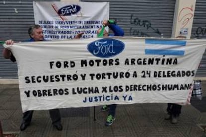 Cartel para exigir justicia por el secuestro de 24 obreros de Ford en 1976 en Argentina.