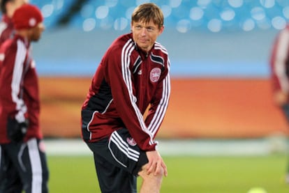 Jon Dahl Tomasson, en un entrenamiento de la selección danesa.