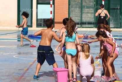 Alumnos del CEIP Rosa Serrano, en Paiporta (Valencia), durante la 'fiesta del agua' con la que despidieron el curso.