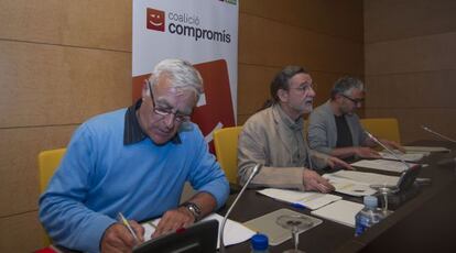 El diputado de Compromís Juan Ponce (centro) y el portavoz en el Ayuntamiento de Valencia, Joan Ribó (a la izquierda), presentan alegaciones al 'bypass'.
