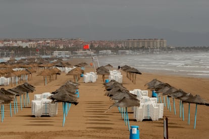 Bandera roja en una de las playas urbanas de Valencia después de un temporal en septiembre de 2023.