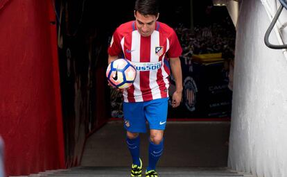 Nicol&aacute;s Gaitan salta al campo en su presentaci&oacute;n con el Atl&eacute;tico.