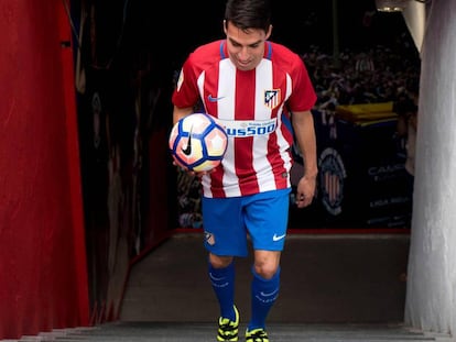 Nicol&aacute;s Gaitan salta al campo en su presentaci&oacute;n con el Atl&eacute;tico.