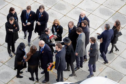 La familia Franco es recibida por el prior de la basílica del Valle de los Caídos, Santiago Cantera, a su llegada al acto de exhumación de los restos del dictador, este jueves.