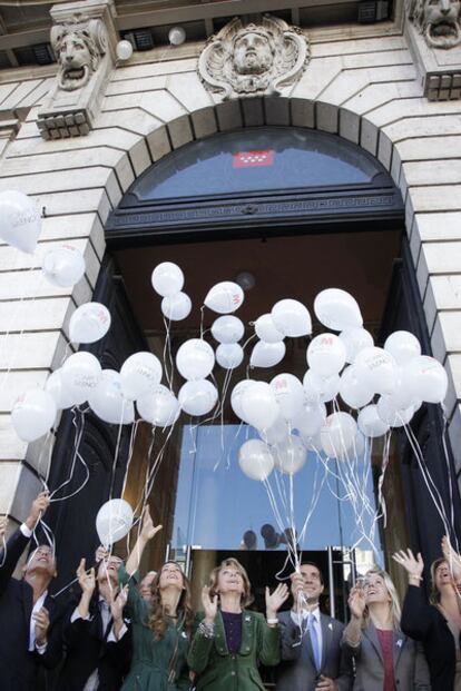 Suelta de globos simbólica contra la violencia de género en la Real Casa de Correos.