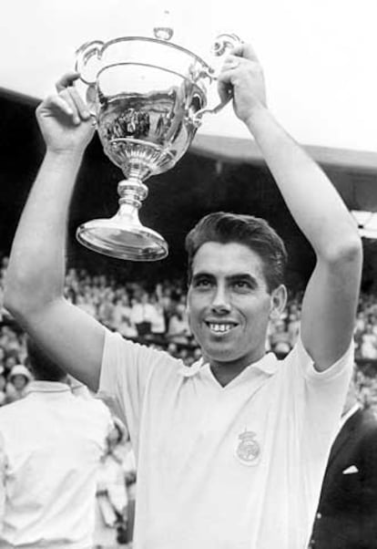 Wimbledon (Londres, Reino Unido), 1 de julio de 1966. Manolo Santana, primer español que conquista el trofeo, después de vencer en la final al norteamericano Dennis Ralston.