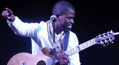El cantante angoleño Serpiao Tomás, conocido artísticamente como Totó, que ha sido uno de los ganadores de la octava edición del certamen musical "Vis a vis", celebrado este fin de semana en Luanda.