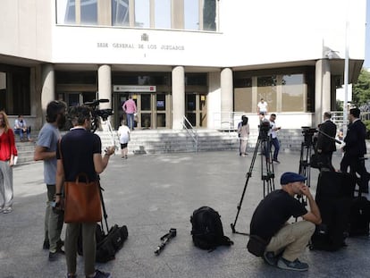 Periodistas, fotógrafos y cámaras a las puertas de los juzgados de plaza Castilla a la espera de la llegada de Cristina Cifuentes.