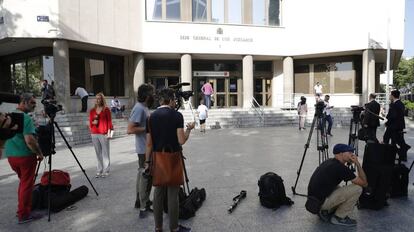 Periodistas, fotógrafos y cámaras a las puertas de los juzgados de plaza Castilla a la espera de la llegada de Cristina Cifuentes.