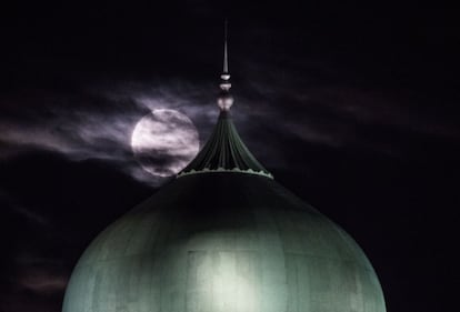 A Lua aparece entre nuvens sobre o conjunto de escritórios do primeiro-ministro, em Putrajaya (Malásia).