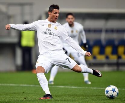 El delantero portugués del Real Madrid Cristiano Ronaldo golpea el balón para marcar gol.