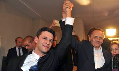 El líder del partido Most, Bozo Petrov (izquierda), y su número dos, Drago Prgomet, este lunes en Zagreb (Croacia).