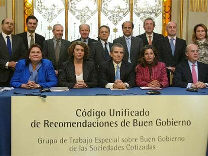 El grupo de trabajo que ha realizado el código, reunido ayer en la Bolsa de Madrid. De pie y de izquierda a derecha, Javier Rodríguez Pellitero (secretario), Enrique Piñel, Vicente Salas, José María Garrido, Cándido Paz-Ares, Joaquín de Fuentes, José Manuel Gómez de Miguel, Aldo Olcese y Carmen Tejera. Sentados, Ana María Llopis, Soledad Núñez, Manuel Conthe (presidente de la CNMV), Pilar Blanco-Morales y Jesús Caínzos.