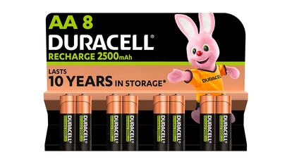 Paquete de 8 pilas duracell sobre fondo blanco