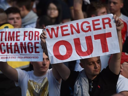 Seguidores del Arsenal con pancartas en contra de Wenger. 