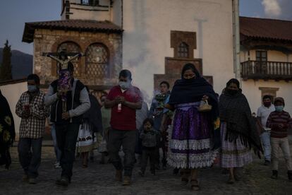 Indgenas purpechas salen en procesin de la iglesia de Angahuan como parte de las celebraciones previas a la Semana Santa.