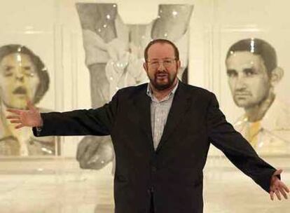 Darío Villalba posa ante imágenes de su serie <i>Encapsulados.</i>